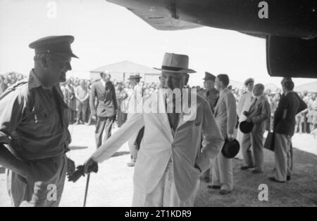 Winston Churchill durante la Seconda Guerra Mondiale in Africa del Nord il Primo Ministro Winston Churchill parla a suo figlio, Capitano Randolph Churchill, a nord africana di aerodromo sotto l'ala di un aeromobile a seguito della fine della Guerra nel Deserto nel febbraio 1943. Foto Stock