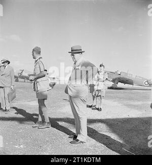 Winston Churchill durante la Seconda Guerra Mondiale in Nord Africa Winston Churchill si trova in un campo di aviazione RAF nel Deserto Occidentale poco dopo il suo arrivo il 7 agosto 1942. Foto Stock