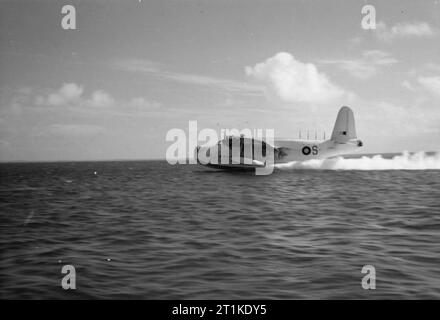 Velivoli della Royal Air Force 1939-1945- corto S.25 Sunderland. Sunderland Mark III, EJ143'S?, del No. 230 Squadron RAF Detachment, pilotato dal Flight Lieutenant A W Deller, decollando all'Atollo di Addu, Isole Maldive. Foto Stock