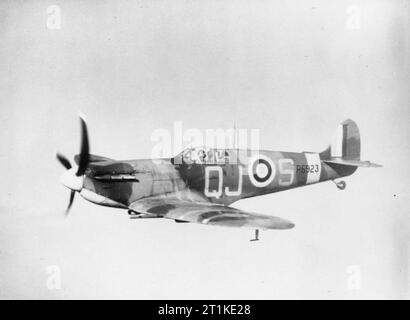 Aerei della Royal Air Force, 1939-1945- Supermarine Spitfire. Spitfire Mark VB, R6923 ?QJ-S?, del No. 92 Squadron RAF con base a Biggin Hill, Kent, in volo. L'R6923 era originariamente un Mark i, convertito in Mark V dopo aver prestato servizio con il No. 19 Squadron e il No. 7 Operational Training Unit nel 1940. Fu abbattuto sul mare da un Messerschmitt Bf 109 il 22 giugno 1941 Foto Stock