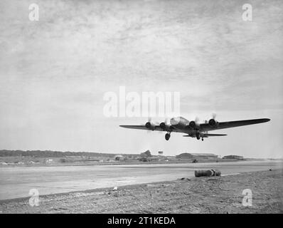 Royal Air Force Bomber Command, 1939-1941. Una fortezza di Boeing Mark mi di n. 90 Squadron RAF, decolla da Polebrook, Northamptonshire, per attaccare il tedesco battlecruiser GNEISENAU attraccata a Brest, Francia. Tre dello squadrone delle fortezze accompagnato la forza di attaccare, il bombardamento della nave da 30.000 piedi in uno sforzo per attirare il nemico i combattenti di altri bombardieri. Foto Stock