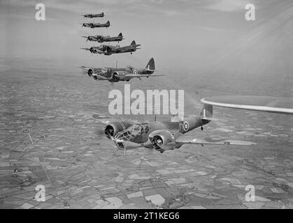 Bristol Blenheim Mk IVF del No. 254 Squadron RAF che vola da Aldergrove in Irlanda del Nord, maggio 1941. Sei Blenheim Mark IVF del No. 254 Squadron RAF, volando in formazione sull'Irlanda del Nord poco dopo l'arrivo dell'unità ad Aldergrove, nella contea di Antrim. Foto Stock