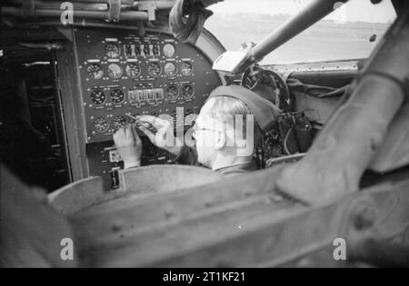 Bella RAF basi che mantiene Halifax bombardieri sul lavoro, gli ingegneri pannello essendo controllato Foto Stock