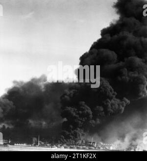 Dunkirk 26-29 maggio 1940 la masterizzazione di serbatoi di olio a Dunkerque. Foto Stock