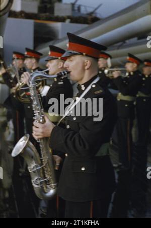 A bordo di una nave da battaglia, Novembre 1942 Un Royal Marine bandsman suonare il sassofono a bordo di una nave da battaglia. (Eventualmente HMS KING GEORGE V). Foto Stock