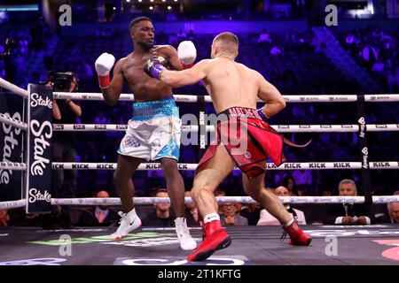 Swarmz (sinistra) e ed Matthews in azione nel Middlewight Fight Fight durante l'evento MF e DAZN: X Series all'AO Arena di Manchester. Data immagine: Sabato 14 ottobre 2023. Foto Stock