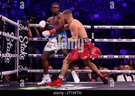 Swarmz (sinistra) e ed Matthews in azione nel Middlewight Fight Fight durante l'evento MF e DAZN: X Series all'AO Arena di Manchester. Data immagine: Sabato 14 ottobre 2023. Foto Stock