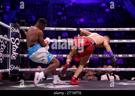 Swarmz (sinistra) e ed Matthews in azione nel Middlewight Fight Fight durante l'evento MF e DAZN: X Series all'AO Arena di Manchester. Data immagine: Sabato 14 ottobre 2023. Foto Stock