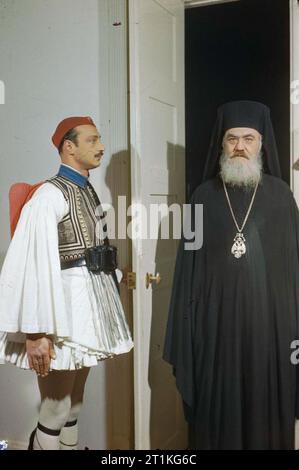 L Arcivescovo reggente Damaskinos della Grecia, 15 febbraio 1945 Il Reggente con un riparo Evzone al Regency in Atene. Foto Stock