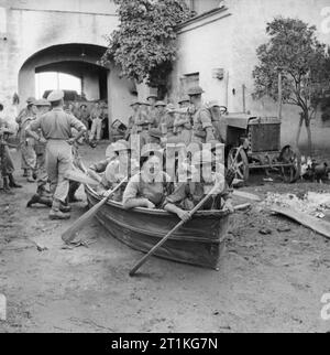 L'esercito britannico in Italia 1943 Una sezione di fanteria da 'B' Company, 1/6th regina del reggimento di provare le loro barche pieghevole in un cortile in preparazione per attraversare il fiume Volturno, 8 ottobre 1943. Foto Stock