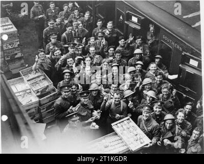 Dunkirk 26-29 maggio 1940 guardie in attesa di salire a bordo di un treno alla stazione di Dover. Foto Stock