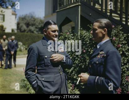 Il Royal Air Force durante la Seconda Guerra Mondiale- personalità l'aria Comandante in Medio Oriente, AIR CHIEF MARSHAL Sir W Sholto Douglas (sinistra) consulenza con aria Comandante di Malta, Air Vice Marshal Sir Keith Park nel giardino di HQ, Malta. La fotografia è stata scattata il giorno dell'invasione della Sicilia è stato lanciato. Foto Stock