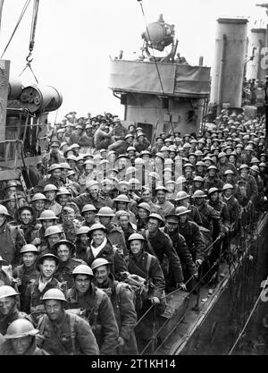 Dunkirk 26-29 maggio 1940 le truppe britanniche a bordo di un distruttore di dover attendere prima di lasciare la nave. Foto Stock