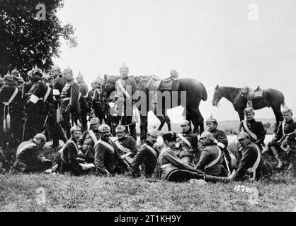 L'Imperial esercito tedesco 1890 - 1913 gli ufficiali di cavalleria sono informati durante le manovre del 1899. Foto Stock