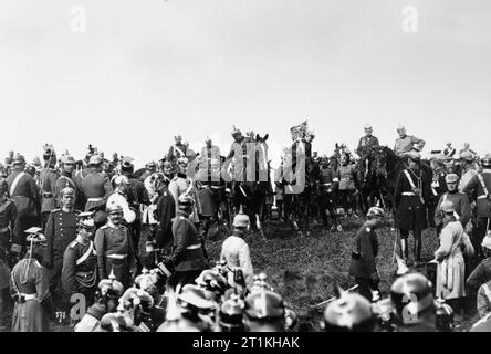 L'Imperial esercito tedesco 1890 - 1913 Il Kaiser il saluto di Sua personale ufficiali durante le manovre del 1905. Foto Stock