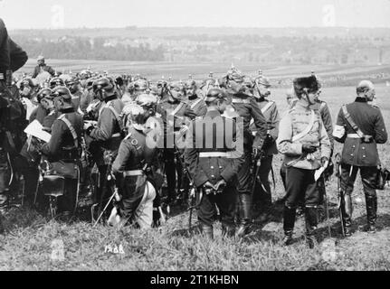 L'Imperial esercito tedesco 1890 - 1913 ufficiali sono informati durante le manovre del 1899. Foto Stock