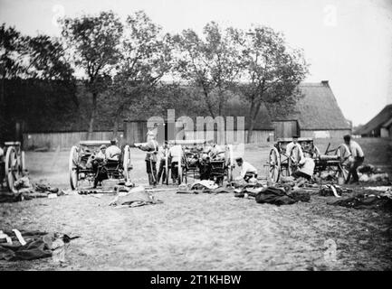 L'Imperial esercito tedesco 1890 - 1913 Un'unità di artiglieria mantiene i suoi cannoni durante le manovre del 1901. Foto Stock