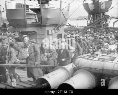 Dunkirk 26-29 maggio 1940 le truppe britanniche sbarcate da un cacciatorpediniere a Dover. Foto Stock