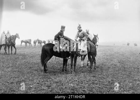 L'Imperial esercito tedesco 1890 - 1913 il principe ereditario Wilhelm con un austriaco valutazione, eventualmente Arciduca Karl (più tardi Imperatore d'Austria) durante le manovre del 1905. Foto Stock