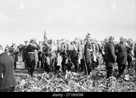 L'Imperial esercito tedesco 1890 - 1913 Il Kaiser, Capo del personale generale generale von Moltke, principe ereditario Wilhelm e gli altri ricevono la relazione di un funzionario del personale durante le manovre del 1905. Foto Stock