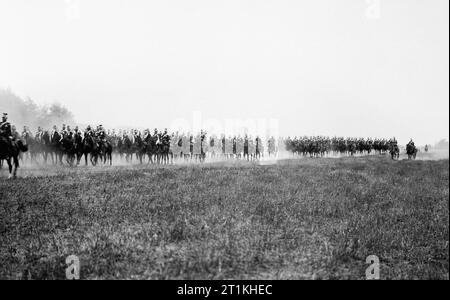 L'Imperial esercito tedesco 1890 - 1913 ulani in movimento durante le manovre del 1906. Foto Stock