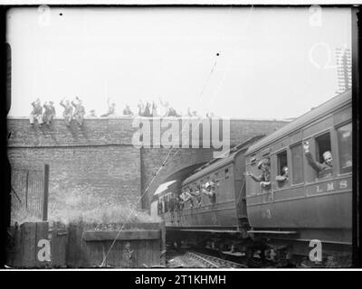 Dunkirk 26-29 maggio 1940 un treno che porta evacuati soldati da Dunkerque essendo allietate da civili come passa sotto un ponte nel sud est di Londra. Foto Stock