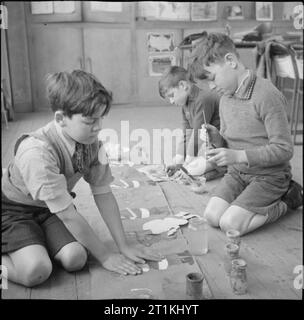 Una moderna scuola di villaggio- Istruzione in Cambridgeshire, England, Regno Unito, 1944 bambini presso la Scuola Media a Fen Ditton, Cambridgeshire, progettare e realizzare decorazioni natalizie. Foto Stock