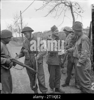 L'esercito britannico in Italia 1944 le truppe britanniche e American Rangers incontrano sulla strada Anzio-Rome, 23 gennaio 1944. Foto Stock