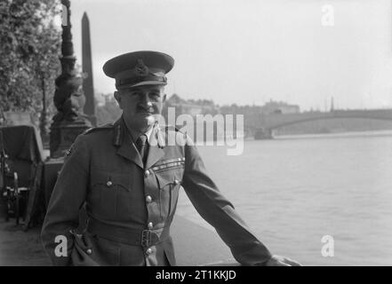 Il generale Sir William Slim, Londra, Inghilterra, Regno Unito, Giugno 1945 Un ritratto del generale Sir William Slim, in piedi sul terrapieno a Londra. Dietro di lui si vede Cleopatra Needle e Waterloo Bridge è anche visibile in background. Foto Stock