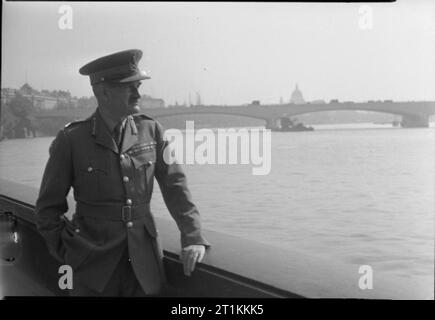 Il generale Sir William Slim, Londra, Inghilterra, Regno Unito, Giugno 1945 Un ritratto del generale Sir William Slim, in piedi sul terrapieno a Londra. Dietro di lui si vede Waterloo Bridge e sullo sfondo la cupola della cattedrale di St Paul è anche visibile. Foto Stock