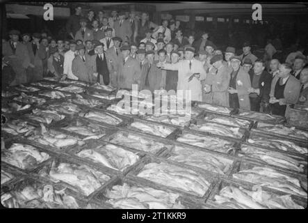 I pescherecci da traino Grimsby - la vita quotidiana con i pescatori, Grimsby, Lincolnshire, Inghilterra, Regno Unito, 1945. Foto Stock