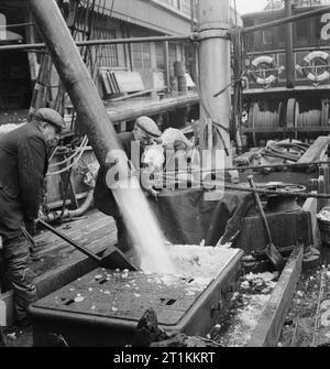 I pescherecci da traino Grimsby - la vita quotidiana con i pescatori, Grimsby, Lincolnshire, Inghilterra, Regno Unito, 1945. Foto Stock