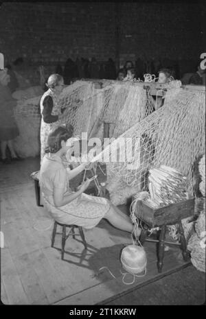 I pescherecci da traino Grimsby - la vita quotidiana con i pescatori, Grimsby, Lincolnshire, Inghilterra, Regno Unito, 1945. Foto Stock