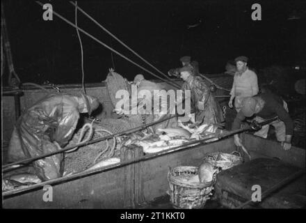 I pescherecci da traino Grimsby - la vita quotidiana con i pescatori, Grimsby, Lincolnshire, Inghilterra, Regno Unito, 1945. Foto Stock