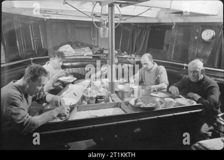 I pescherecci da traino Grimsby - la vita quotidiana con i pescatori, Grimsby, Lincolnshire, Inghilterra, Regno Unito, 1945. Foto Stock