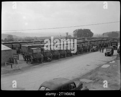 Invasione build-up- Preparativi per lo sbarco in Normandia, UK, 1944 righe e righe di camion dell'esercito sono ammassato in un deposito di munizioni, da qualche parte in Gran Bretagna, pronto per il trasporto al secondo fronte. Foto Stock