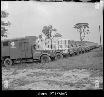 Invasione build-up- Preparativi per lo sbarco in Normandia, UK, 1944 Una fila di esercito di X-ray carrelli da laboratorio di attendere presso un deposito di munizioni, da qualche parte in Gran Bretagna, per la raccolta e il trasporto al secondo fronte. Foto Stock