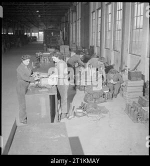 Invasione build-up- Preparativi per lo sbarco in Normandia, UK, 1944 Donne della ATS controllare il veicolo in un Royal Army Ordnance Corps depot, da qualche parte in Gran Bretagna, in preparazione per l'apertura del secondo fronte. Foto Stock