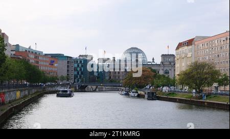 Berlino, Germania, 11 ottobre 2023, vista sul fiume Sprea fino al Reichstag con cupola e studio ARD Capital in primo piano. Foto Stock