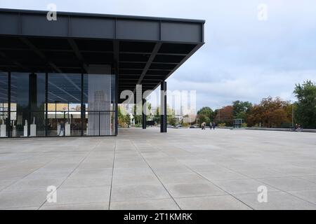 10 ottobre 2023, Berlino, Germania, vista autunnale sulla terrazza della Neue Nationalgalerie con edifici a Potsdamer Platz sullo sfondo Foto Stock