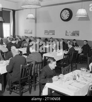 London Merchant Seamen's Home e Red Ensign Club, 1942 Una vista dei marittimi potrete gustare un pasto nella vivace sala da pranzo dei marinai di Londra per casa e Red Ensign Club. Foto Stock