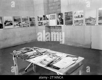 Ministero delle informazioni mostre durante la Seconda Guerra Mondiale a Londra, Inghilterra, Regno Unito, 1941 Una vista di un Medio Oriente mostra tenutasi nel foyer del Ministero delle informazioni sede al Senato. Le fotografie sono allineati lungo le pareti e un tavolo in primo piano offre una selezione di riviste e opuscoli per i visitatori di esaminare. Foto Stock