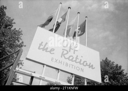 Ministero delle informazioni mostre durante la Seconda Guerra Mondiale a Londra, Inghilterra, Regno Unito, 1942 Una vista delle bandiere svolazzanti oltre il segno per il 'Off la razione' mostra, a Regent's Park Zoo di Londra. La mostra mira a incoraggiare le persone a crescere la propria frutta e verdura e spiegato come tenere i maiali, galline e conigli per il cibo. Foto Stock