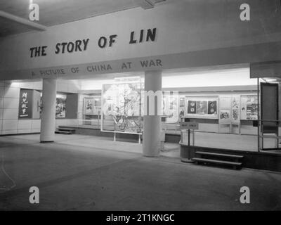 Ministero delle informazioni mostre durante la Seconda Guerra Mondiale a Londra, Inghilterra, Regno Unito, 1942 Una vista generale della mostra "La storia di Lin: una foto della Cina in guerra", svoltosi a Charing Cross stazione della metropolitana. Questa mostra è stata redatta su richiesta dell'Estremo Oriente sezione del ministero delle informazioni e i Cinesi MoI. Foto Stock