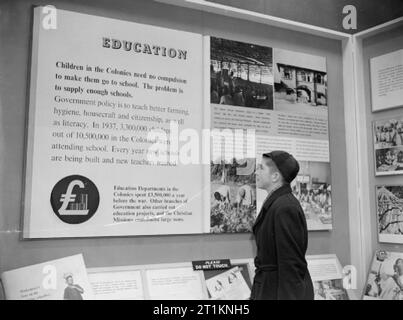 Ministry of Information Exhibitions durante la seconda guerra mondiale, Londra, Inghilterra, Regno Unito, 1943. Foto Stock