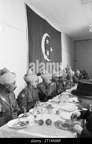I musulmani in Gran Bretagna- Eid Ul Fitr celebrazioni, 1941 soldati del Regio esercito indiano Service Corps godere di una festa a seguito della Eid ul Fitr cerimonia presso la East London moschea. Foto Stock
