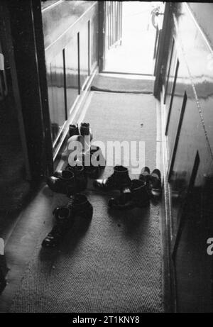 I musulmani in Gran Bretagna- Eid Ul Fitr celebrazioni, 1941 Un gruppo di linea di scarpe da un corridoio all'East London moschea. Le scarpe non sono consentiti nella moschea stessa. Foto Stock
