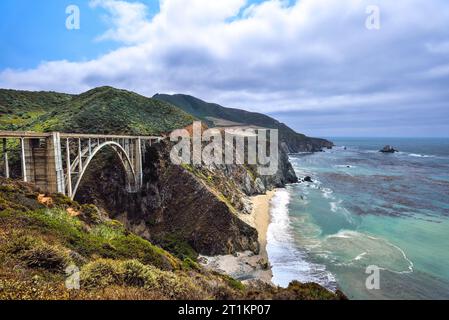 Il ponte di Bixby Creek visto dal punto di vista di Castle Rock nella Pacific Coast Highway (Big Sur), California Foto Stock