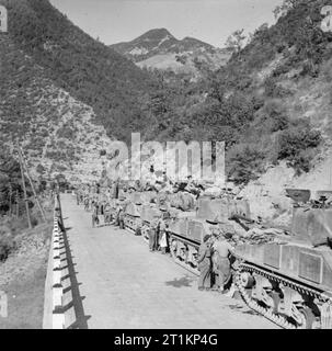 L'esercito britannico in Italia 1944 Sherman serbatoi della XXVI Brigata corazzate, 6° divisione corazzata, allineate sulla strada a nord di San Benedetto, in preparazione per la spinta finale a Forli, 27 settembre 1944. Foto Stock