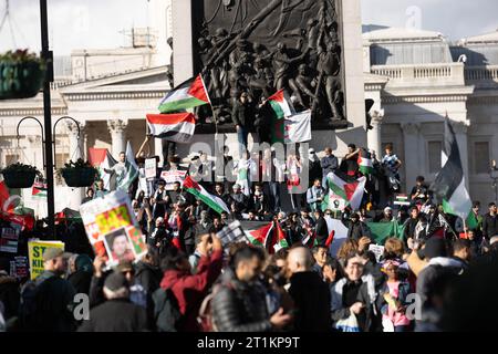 Londra, Regno Unito. 14 ottobre 2023. Protesta di Londra: Migliaia di persone partecipano alla marcia pro-palestinese in mezzo all'escalation dei manifestanti di guerra Israele-Hamas a trafalgar Square. Crediti: Ian Davidson/Alamy Live News Foto Stock